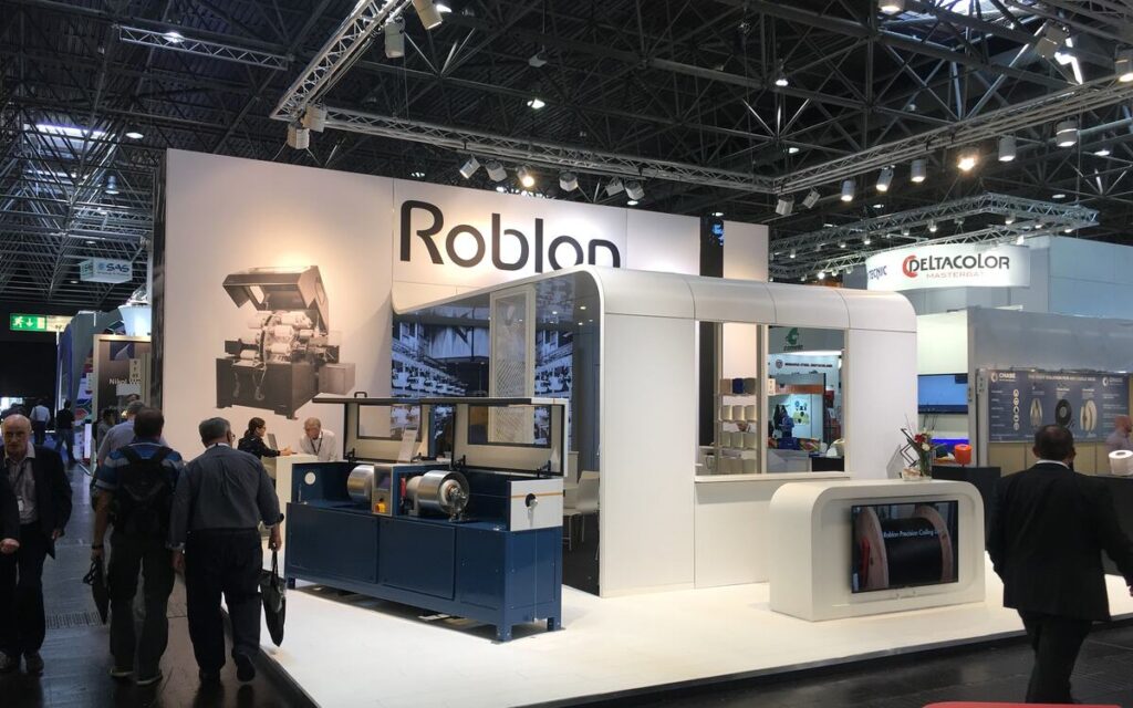 Messestand for Roblon med produktudstilling, maskiner og integrerede skærme