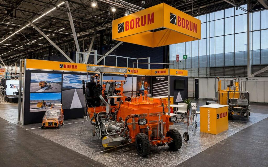 Færdig Borum-messestand med industrimaskiner, produktpræsentation og markant overbygning