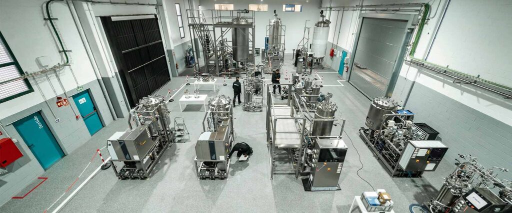 Rustfrit procesudstyr med tanke og rørsystemer i et moderne produktionsanlæg